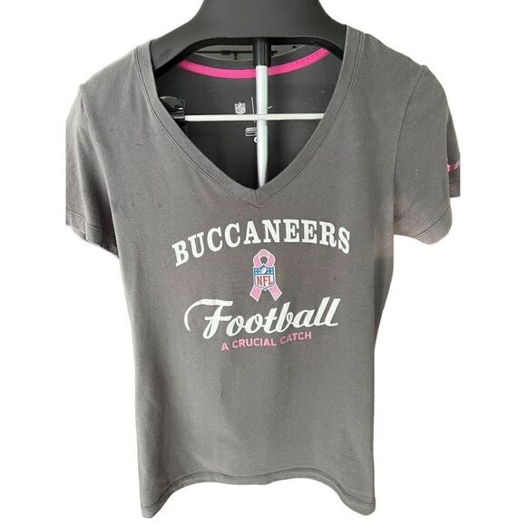 Nike Buccaneers NFL T-shirt Football Women’s V-Neck Breast Cancer Short Sleeve G - Picture 1 of 9
